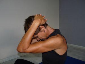 Au réveil ou durant la journée, les douleurs au cou sont vraiment handicapantes. Ces exercices vous aideront à les soulager.