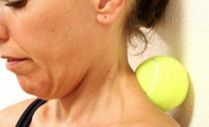Au réveil ou durant la journée, les douleurs au cou sont vraiment handicapantes. Ces exercices vous aideront à les soulager.