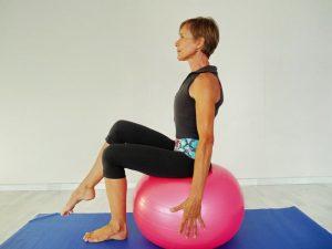 Vous ne savez plus utiliser votre vieux Swiss Ball ? Pas de souci, Isabelle Balland vous montre comment.