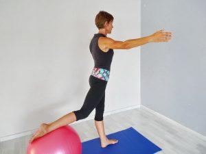 Vous ne savez plus utiliser votre vieux Swiss Ball ? Pas de souci, Isabelle Balland vous montre comment.