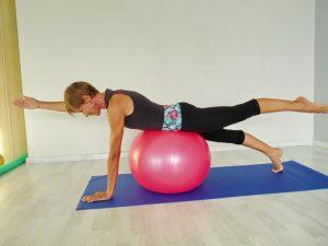 Vous ne savez plus utiliser votre vieux Swiss Ball ? Pas de souci, Isabelle Balland vous montre comment.