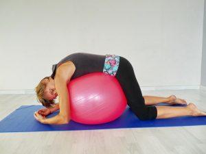Vous ne savez plus utiliser votre vieux Swiss Ball ? Pas de souci, Isabelle Balland vous montre comment.