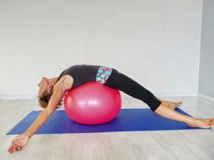 Vous ne savez plus utiliser votre vieux Swiss Ball ? Pas de souci, Isabelle Balland vous montre comment.