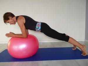 Vous ne savez plus utiliser votre vieux Swiss Ball ? Pas de souci, Isabelle Balland vous montre comment.