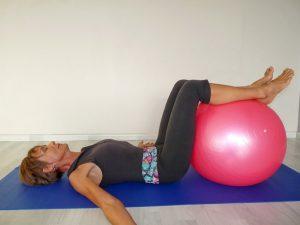 Vous ne savez plus utiliser votre vieux Swiss Ball ? Pas de souci, Isabelle Balland vous montre comment.