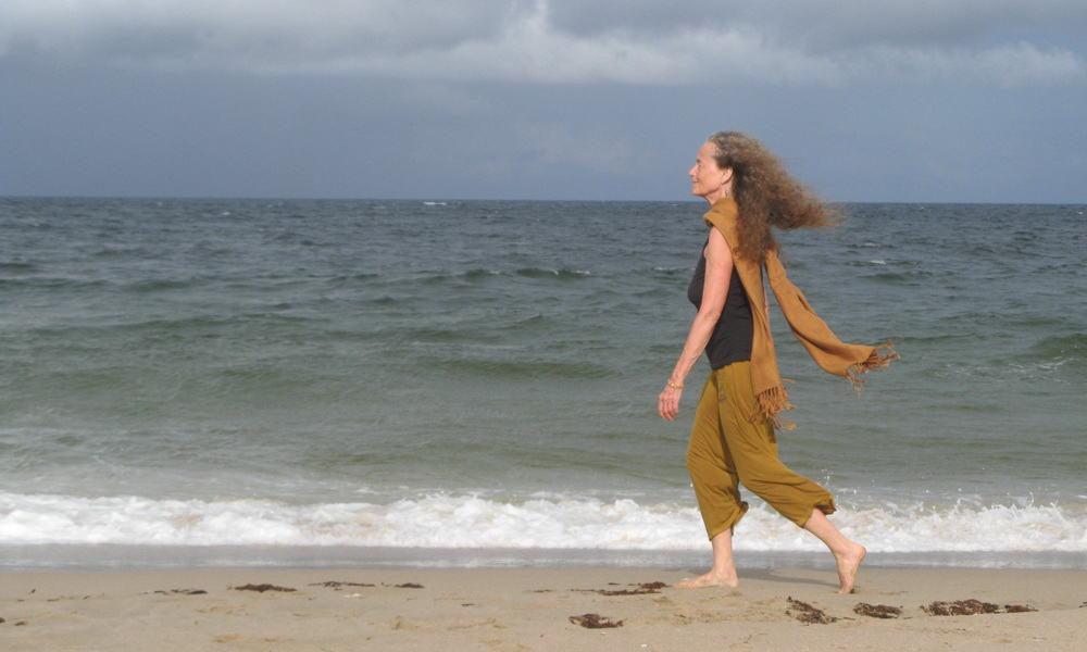 Marcher en méditant en pleine conscience, on vous montre comment
