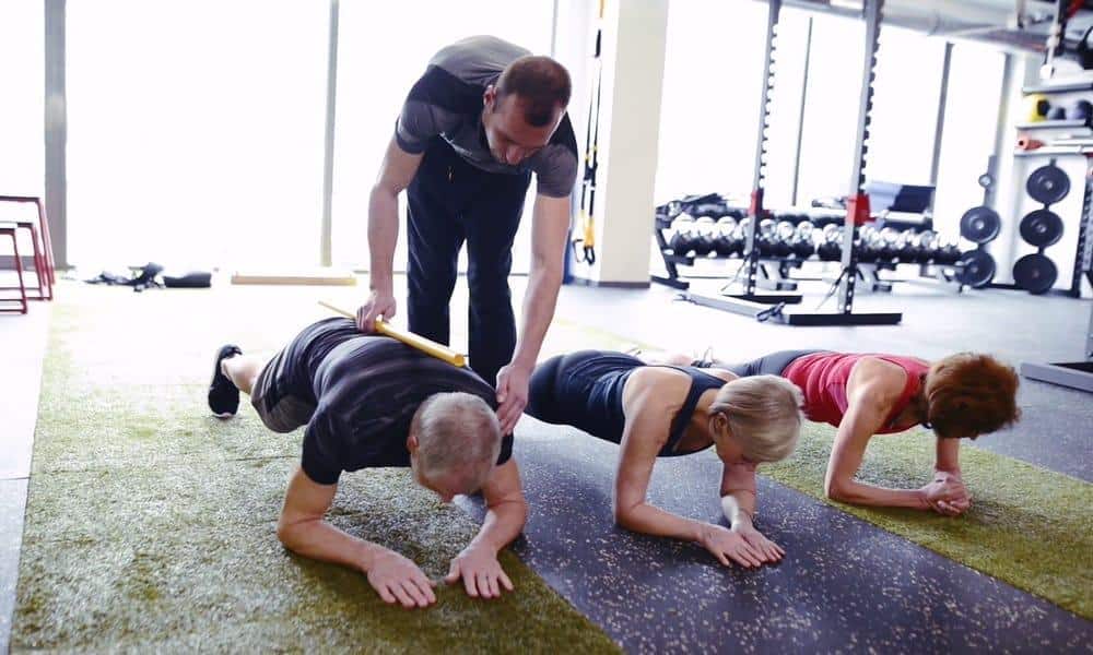 Le gainage est un exercice incontournable pour retrouver la forme. Voici quelques exercices faciles et efficaces à faire chez soi.