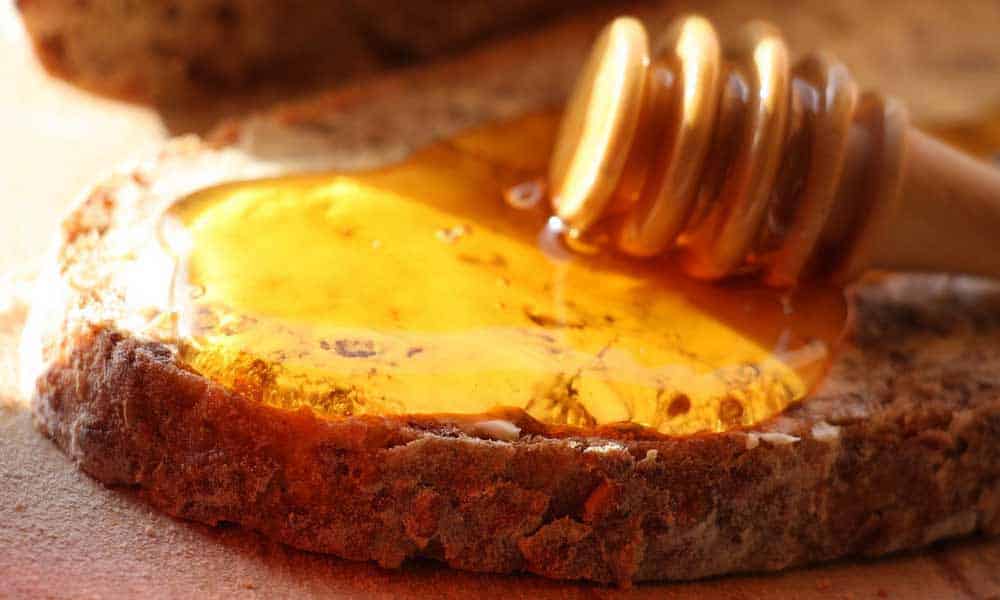 Les carences sont fréquentes ches les quinquas et seniors. Voici toutes les vertus du miel qui font des merveilles pour notre santé