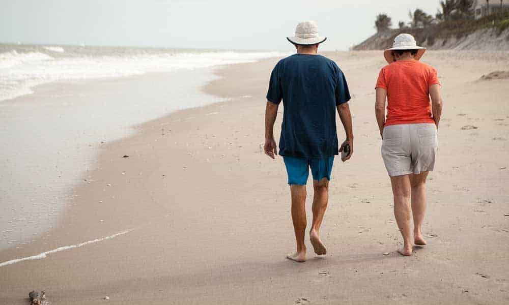 Un vêtement anti-UV est très efficace pour éviter les risques de cancer de la peau et d'hydrocution