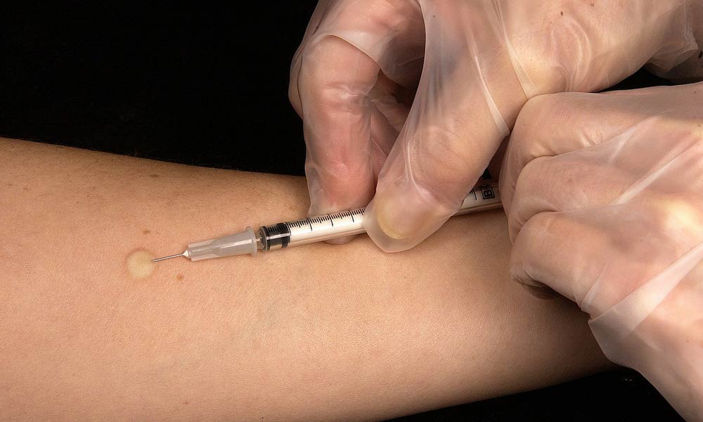 Parce que l'immunité faiblit au fil du temps, il est recommandé de se faire vacciner après 50 ans