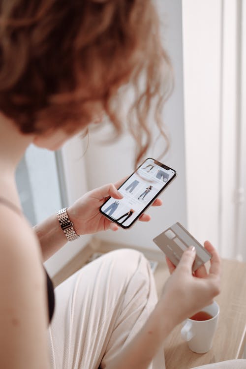 Commander en ligne permet de rester à la mode et élégante même après 50 ans.