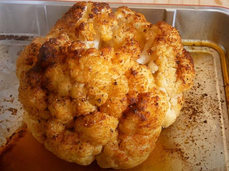 Facile et healthy, le chou-fleur rôti est l'accompagnement idéal de vos plats de viande grillée, du houmous ou une sauce au fromage blanc.