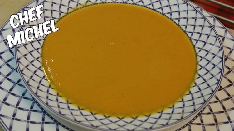 Servir une soupe de courge en automne, c'est un classique. Relevé avec un peu de gingembre, cette recette est un délice.