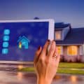 Personne âgée utilisant une interface domotique intelligente