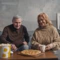 Couple mangeant une pizza. Explorez d’autres moyens d’apaiser les émotions qui conduisent à la nourriture réconfortante.
