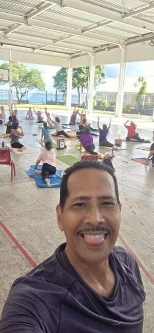 Cours de pilates avec des pratiquants au sol en arrière-plan et moi faisant une photo selfie
