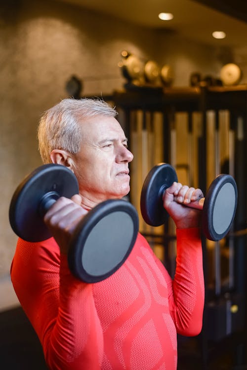 Quinquagénaire faisant de la musculation