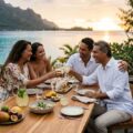 Père élégant entouré de sa famille lors d’un apéro raffiné en musique sur une terrasse à Tahiti