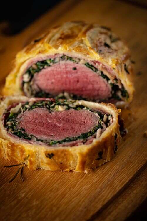 Filet de bœuf en croûte dorée plat principal de notre menu fête des pères 50 ans