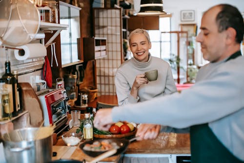 Bonne humeur en cuisine pour préparer un repas léger pour retrouver sa vitalité après 50 ans